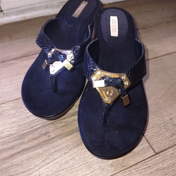 💥CLOSING Nov.1 SALE 💥 GUESS women's sandals with gold hardware - Picture 10 of 10